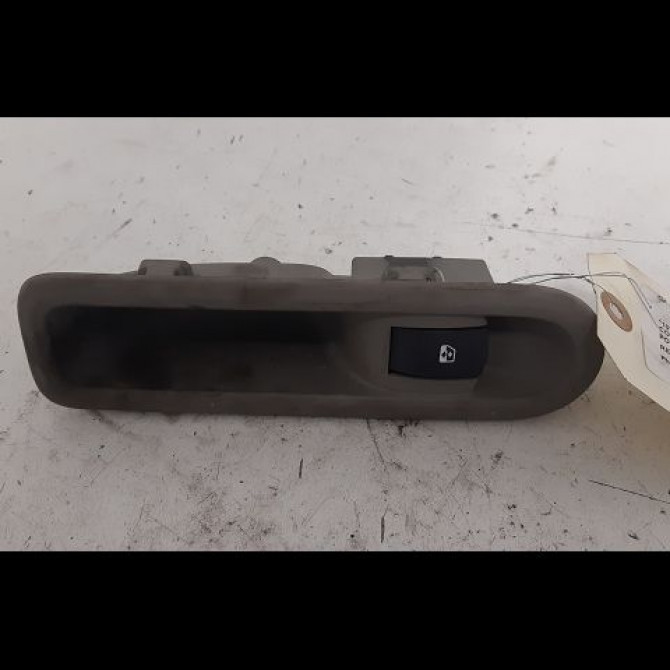 Commande leve-glace porte arrière gauche occasion RENAULT CLIO III Phase 1 09-2005->03-2009 1.4i 16v 100ch 8200214936 1