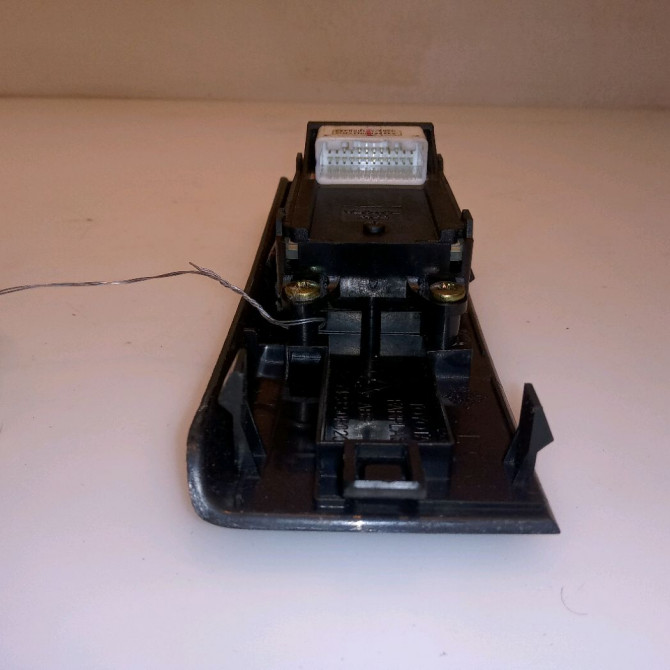 Commande lève-glace porte avant gauche occasion TOYOTA COROLLA VERSO II Phase 1 05-2004->06-2007 136 D-4D 848200F030 3