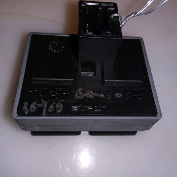 Commande lève-glace porte avant gauche occasion VOLKSWAGEN POLO IV Phase 2 05-2005->09-2009 1.4 TDI 70ch 3