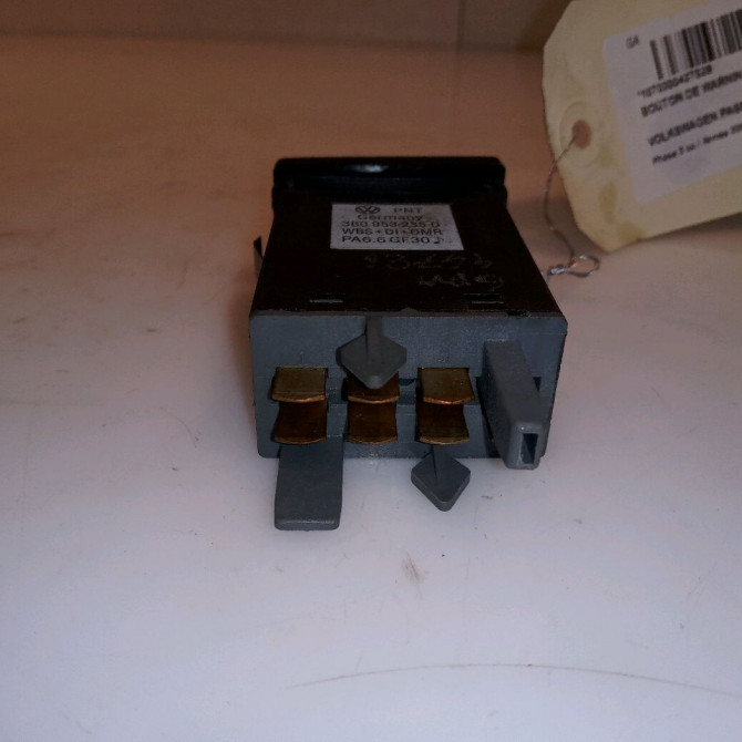 Bouton de warning occasion VOLKSWAGEN PASSAT IV Phase 2 10-2000->03-2005 1.9 TDI 130ch 3B0953235D01C 2
