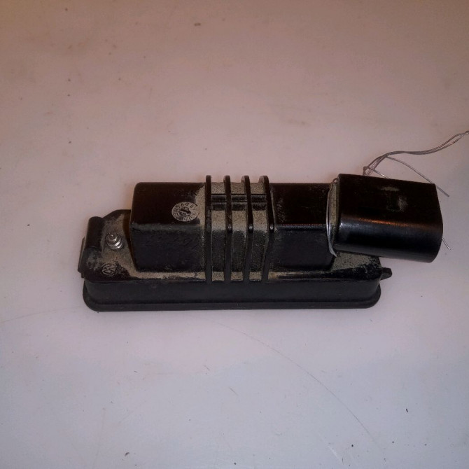 Eclaireur plaque de police g occasion VOLKSWAGEN PASSAT V Phase 1 03-2005->10-2010 1.9 TDI 105ch 3C5943021 2