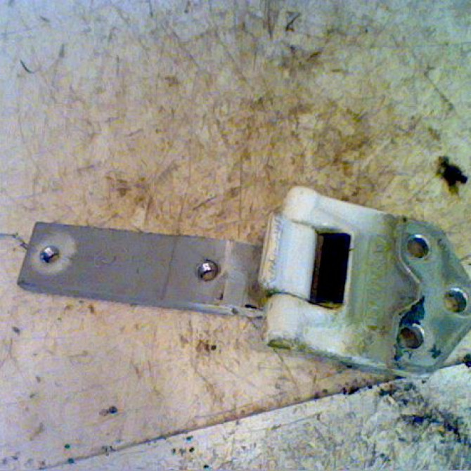 Charniere inf porte battante arg occasion VOLKSWAGEN CADDY III Phase 1 03-2004->07-2010 1.9 TDI 105ch 2K5827151 1