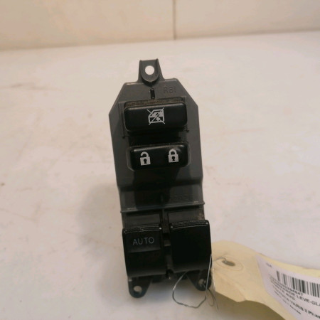 Commande lève-glace porte avant gauche occasion TOYOTA YARIS II Phase 2 01-2009->05-2011 8482002230