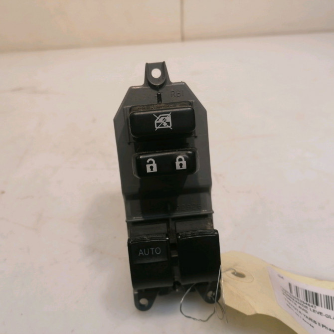 Commande lève-glace porte avant gauche occasion TOYOTA YARIS II Phase 2 01-2009->05-2011 8482002230 1