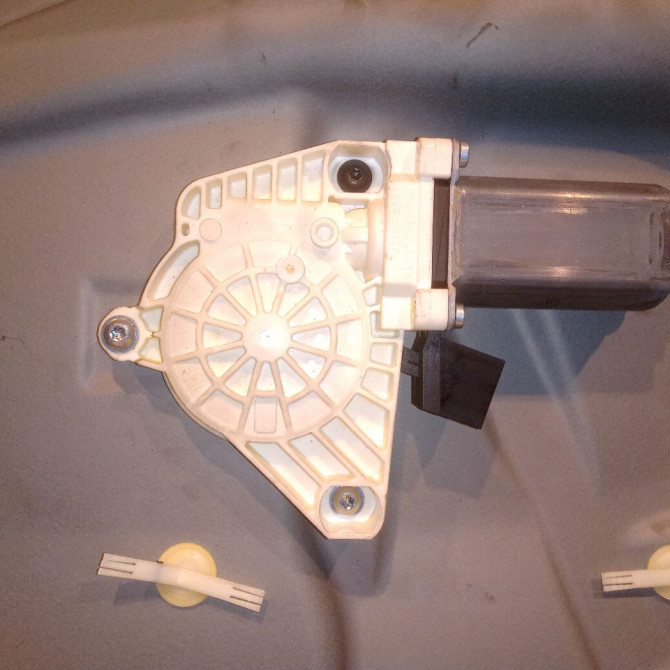 Mecanisme + moteur lève-glace avant droit occasion MERCEDES CLASSE A II Phase 1 12-2004->04-2008 A 180 CDI 1697203279 3