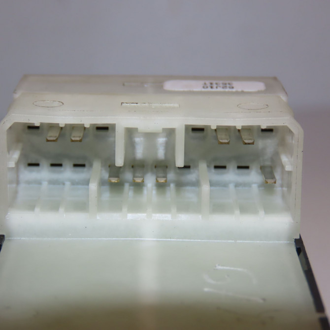 Commande lève-glace porte avant gauche occasion OPEL AGILA II Phase 1 03-2008->12-2014 1.0i 65ch 93194977 3