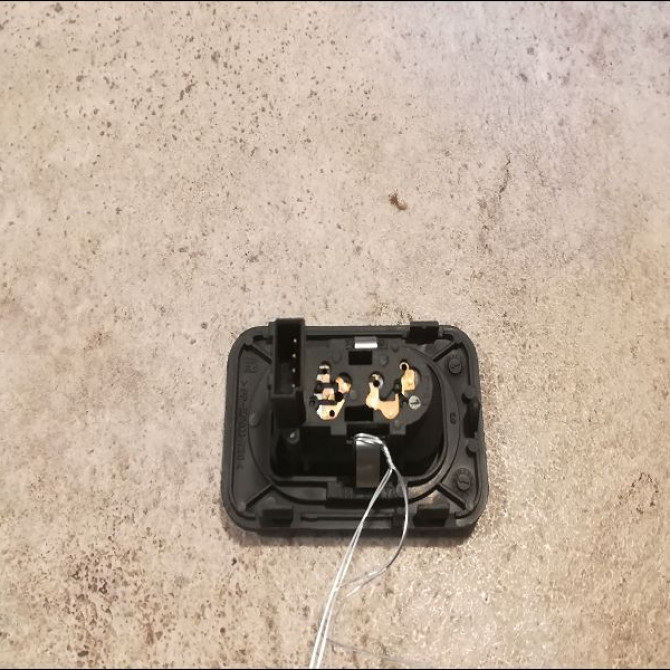 Commande lève-glace porte avant droite occasion OPEL CORSA III Phase 1 10-2000->08-2003 1.0i 12v 24411032 1