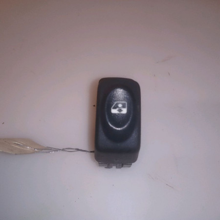 Commande lève-glace porte avant droite occasion RENAULT CLIO II Phase 1 03-1998->06-2001 1.9 D 7700430000