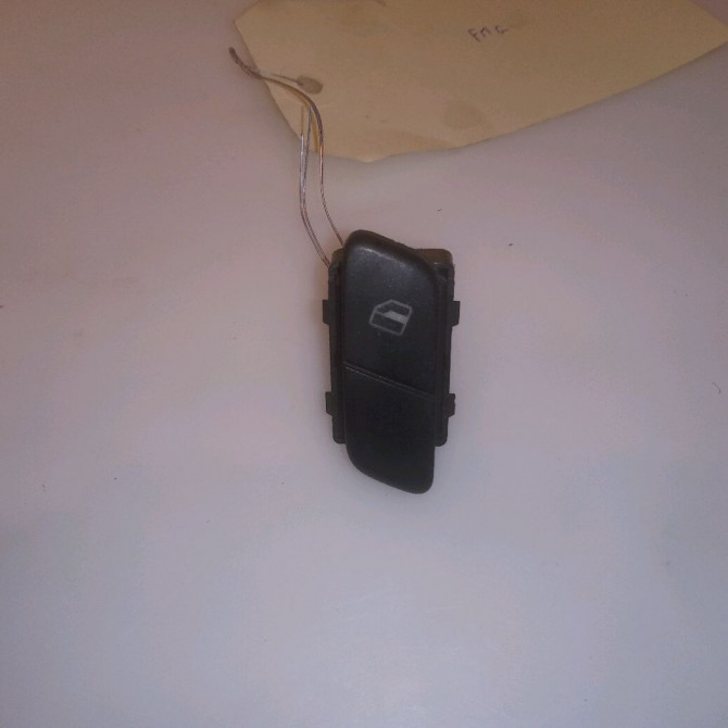 Commande lève-glace porte avant droite occasion VOLKSWAGEN POLO IV Phase 2 05-2005->09-2009 1.4 TDI 70ch 1