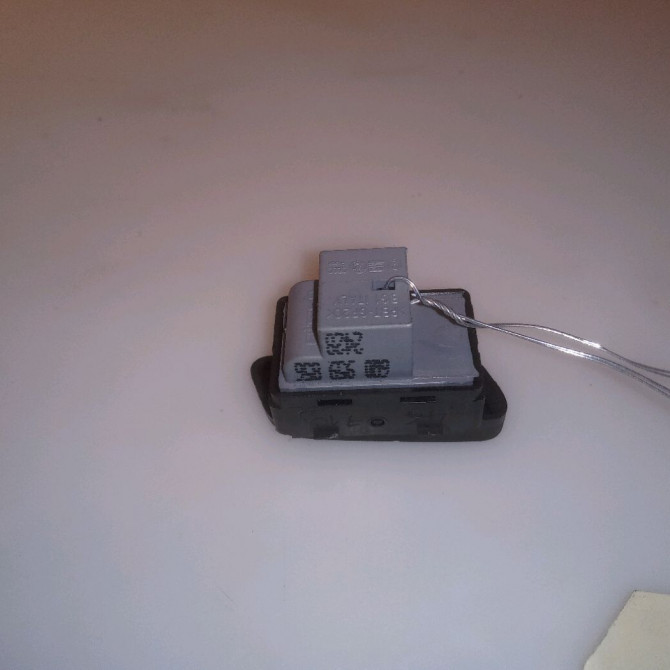 Commande lève-glace porte avant droite occasion VOLKSWAGEN POLO IV Phase 2 05-2005->09-2009 1.4 TDI 70ch 2