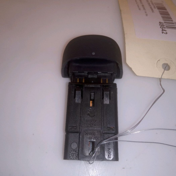 Bouton de warning occasion RENAULT MEGANE I Phase 2 03-1999->06-2003 1.4i 16v 7700435867 3