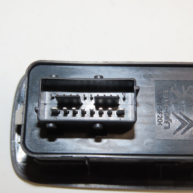 Commande lève-glace porte avant gauche occasion PEUGEOT 208 Phase 2 04-2015->... 1.2i 81ch 98242539ZD 3