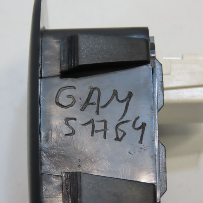 Commande leve-glace porte arrière gauche occasion PEUGEOT 208 Phase 2 04-2015->... 1.2i 81ch 98242552ZD 4