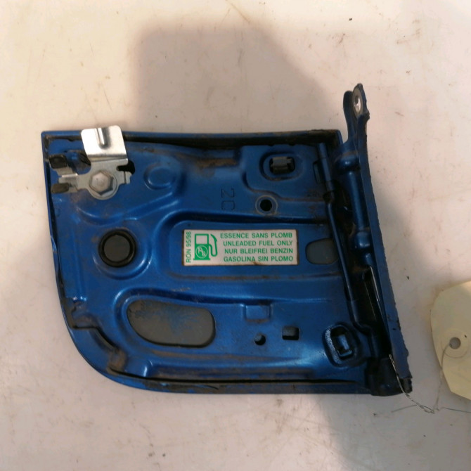 Volet de trappe carburant occasion PEUGEOT 107 Phase 2 01-2009->01-2012 1.0i 12v 1517C9 2