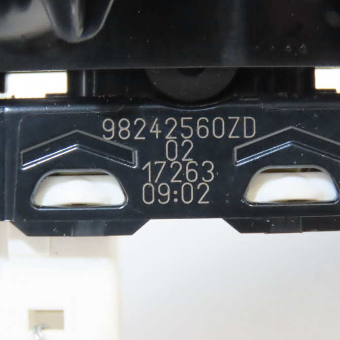 Commande lève-glace porte avant droite occasion PEUGEOT 208 Phase 2 04-2015->... 1.2i 81ch 98242560ZD 4