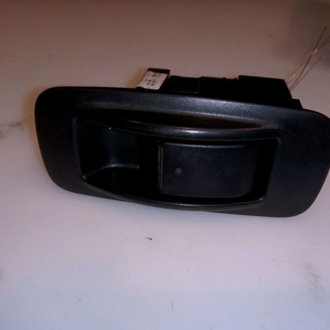 Commande leve-glace porte arrière gauche occasion  848100F010 1