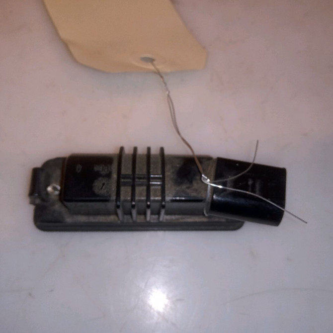 Eclaireur plaque de police g occasion VOLKSWAGEN PASSAT V Phase 1 04-1995->04-1999 2.0 TDI 140ch 3D0943021A 2