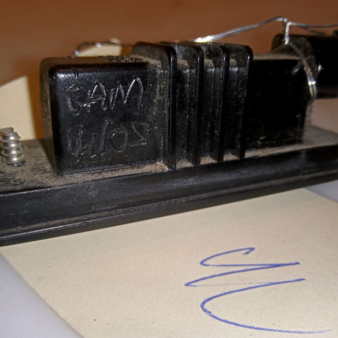 Eclaireur plaque de police g occasion VOLKSWAGEN PASSAT V Phase 1 04-1995->04-1999 2.0 TDI 140ch 3D0943021A 3