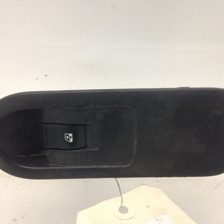 Commande lève-glace porte avant droite occasion RENAULT MEGANE II Phase 2 01-2006->06-2009 1.9 DCI 130ch 8200315027
