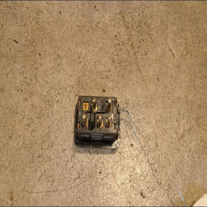 Commande lève-glace porte avant droite occasion FORD FIESTA III Phase 1 03-1989->01-1994 1.1i 2