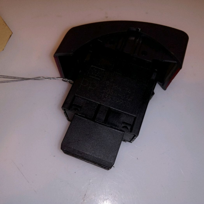 Bouton de warning occasion OPEL CORSA III Phase 2 08-2003->09-2006 1.2i 16v 75ch 95526835 2