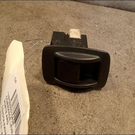 Commande leve-glace porte arrière gauche occasion TOYOTA RAV4 II Phase 2 10-2003->12-2005 115 D-4D