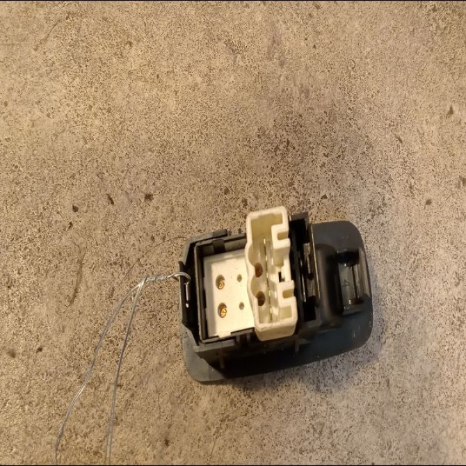 Commande leve-glace porte arrière gauche occasion TOYOTA RAV4 II Phase 2 10-2003->12-2005 115 D-4D 2