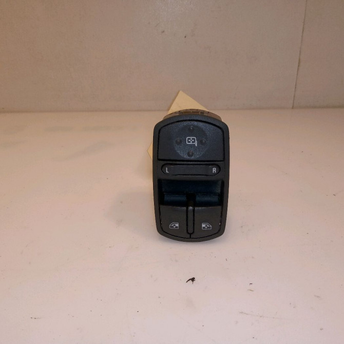 Commande lève-glace porte avant gauche occasion OPEL CORSA IV Phase 2 01-2011->03-2015 13258522 1