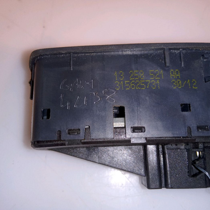 Commande lève-glace porte avant gauche occasion OPEL CORSA IV Phase 2 01-2011->03-2015 13258522 3