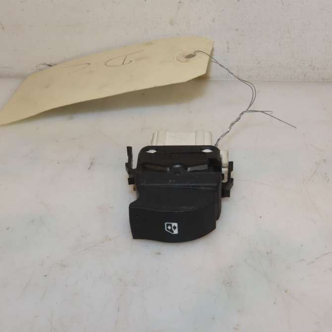 Commande lève-glace porte avant droite occasion RENAULT CLIO II Phase 2 06-2001->07-2006 1.5 DCI 65ch 8200060046 1