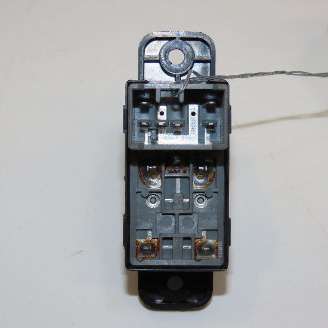 Commande leve-glace porte arrière droite occasion  8584009010 2