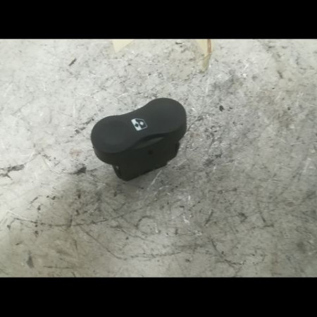Commande lève-glace porte avant gauche occasion DACIA SANDERO I Phase 1 06-2008->10-2012 1.4 MPI 75ch 8200602227