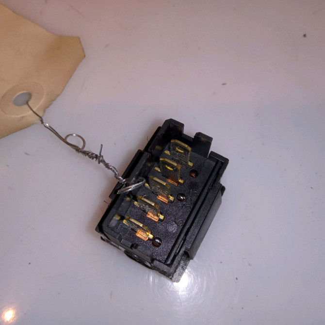 Commande lève-glace porte avant droite occasion PEUGEOT PARTNER I Phase 2 11-2002->05-2008 1.4i 2