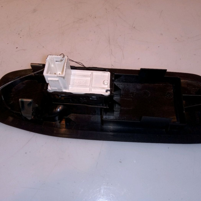 Commande lève-glace porte avant droite occasion PEUGEOT 2008 Phase 1 04-1995->04-1999 1.6 BlueHDI 120ch 96751115ZD 2