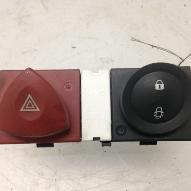 Bouton de warning occasion RENAULT MEGANE II Phase 1 09-2003->12-2005 1.9 DCI 120ch 8200095493 1