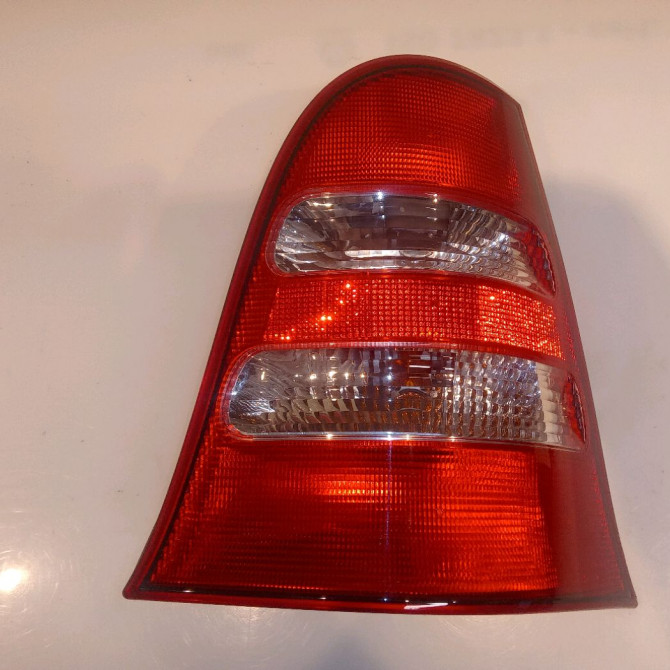 Feu arrière droit occasion  1688202864 1