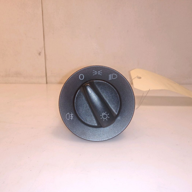 Interrupteur commande de phares occasion VOLKSWAGEN GOLF IV GOLF IV Phase 1 1998-01-01->2005-06-30 1.9 TDI 100ch 1C094153120H 1