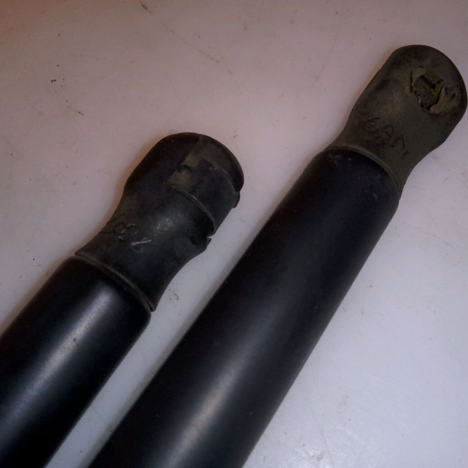 Verin droit hayon occasion SUZUKI SX4 I Phase 1 04-2006->03-2014 1.6 DDIS 90ch 8185079J00 2