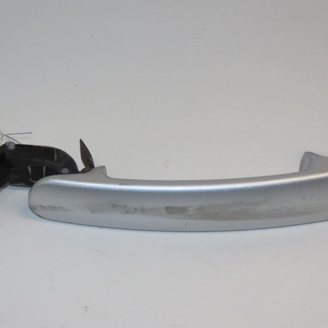 Poignee ext porte avd occasion VOLKSWAGEN POLO IV Phase 2 05-2005->09-2009 1.2i 65ch 3B0837207F3FZ 1