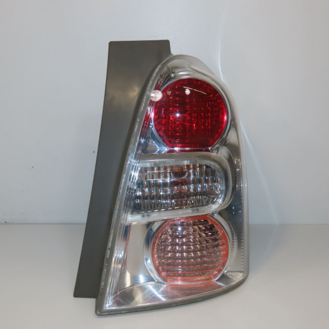 Feu arrière droit occasion TOYOTA COROLLA VERSO II phase 2 06-2007->05-2009 2.2D 136ch 815510F060 1