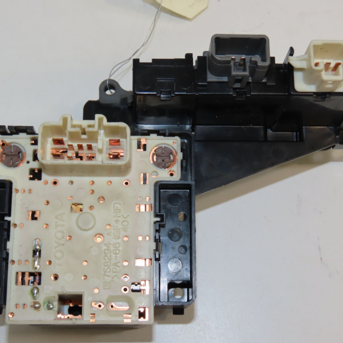 Bouton de warning occasion TOYOTA YARIS I Phase 2 03-2003->12-2005 1.3i 87ch 2