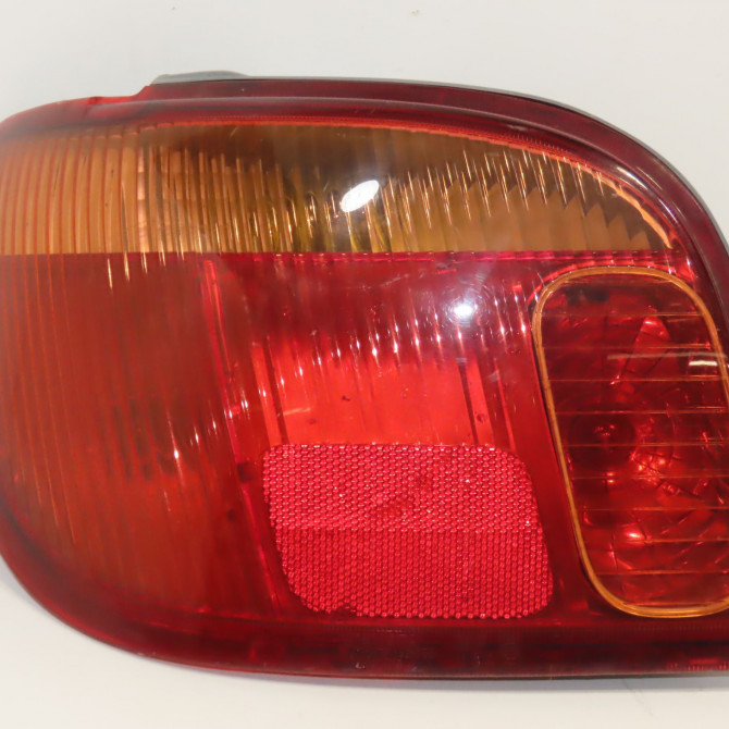 Feu arrière gauche occasion TOYOTA YARIS I Phase 2 03-2003->12-2005 1.3i 87ch 815610D070 1