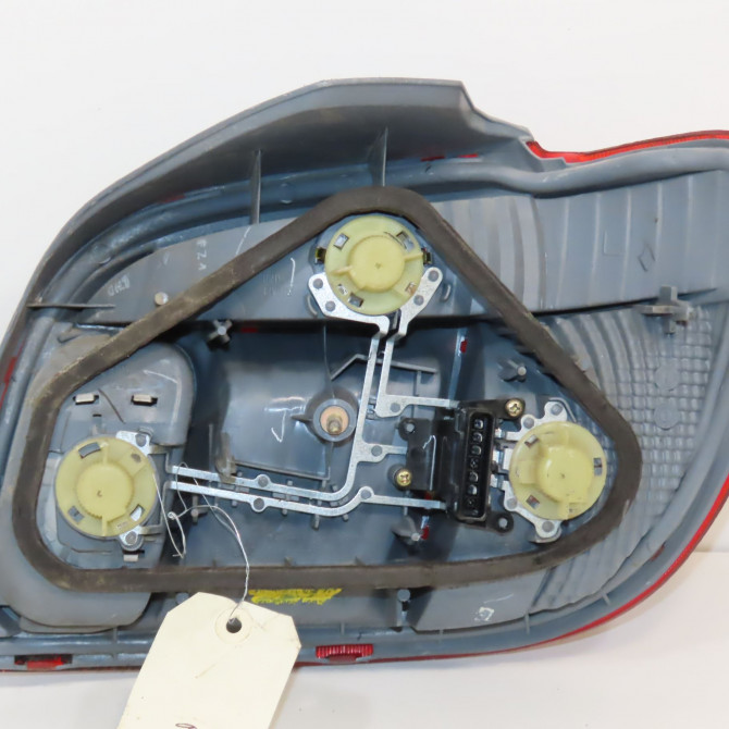 Feu arrière gauche occasion TOYOTA YARIS I Phase 2 03-2003->12-2005 1.3i 87ch 815610D070 2