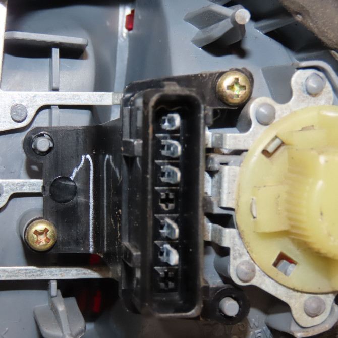 Feu arrière gauche occasion TOYOTA YARIS I Phase 2 03-2003->12-2005 1.3i 87ch 815610D070 3