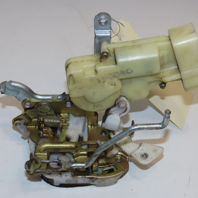 Serrure porte avd occasion TOYOTA YARIS I Phase 2 03-2003->12-2005 1.3i 87ch 693100D021 2