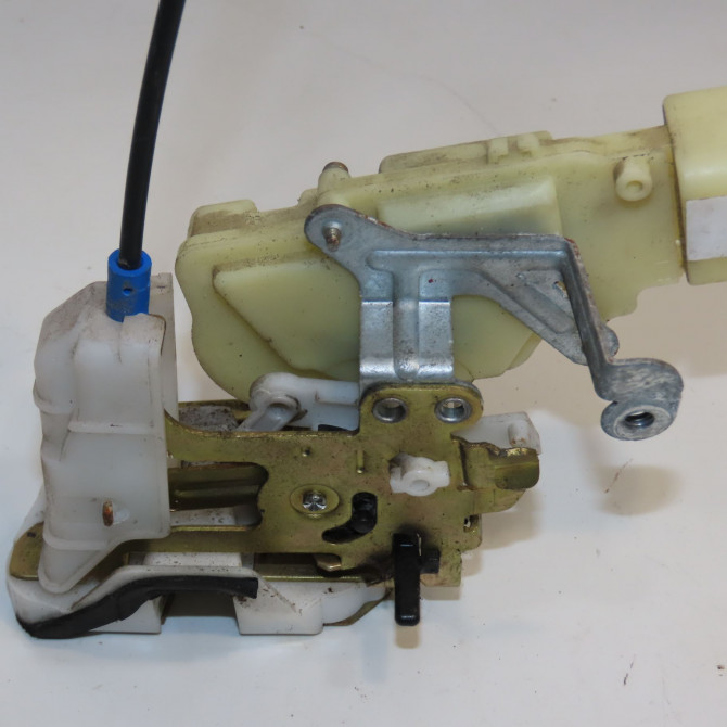 Serrure porte arg occasion TOYOTA YARIS I Phase 2 03-2003->12-2005 1.3i 87ch 693400D021 3