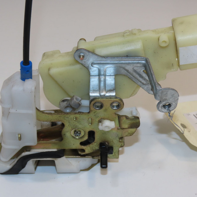 Serrure porte arg occasion TOYOTA YARIS I Phase 2 03-2003->12-2005 1.3i 87ch 693400D021 4