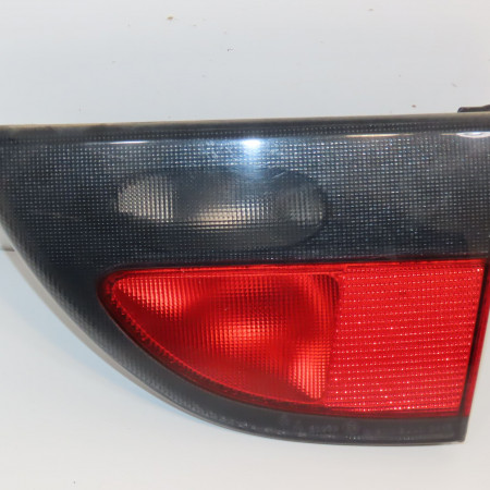 Feu arrière intérieur droit occasion RENAULT MEGANE I Phase 1 04-1995->04-1999 1.9D 64ch 7701042633