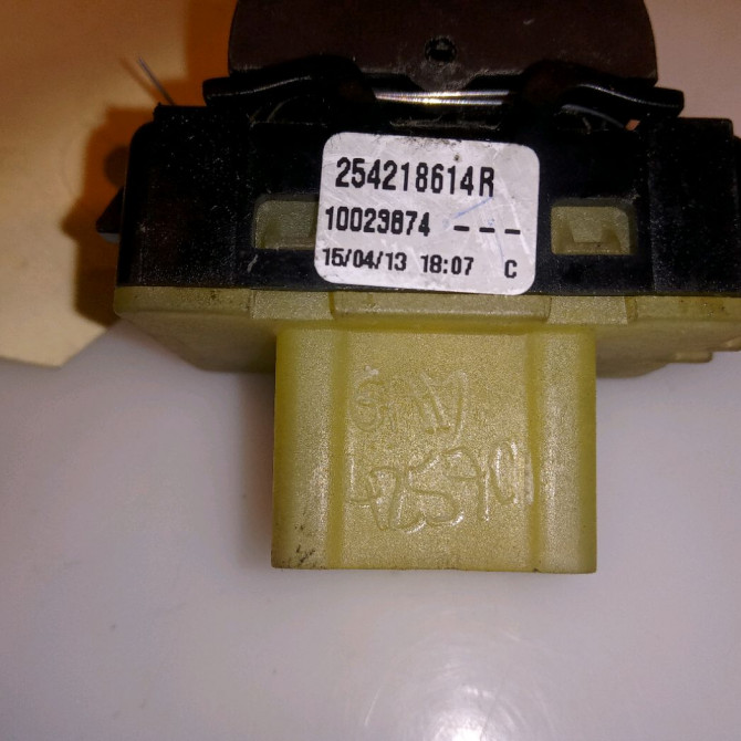 Commande lève-glace porte avant droite occasion RENAULT CAPTUR Phase 1 02-2013->... 1.5 DCI 90ch 254218614R 4