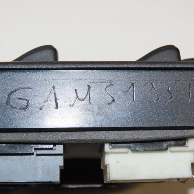 Commande lève-glace porte avant gauche occasion RENAULT SAFRANE Phase 2 09-1996->08-2000 2.2 DT 7700412747 4